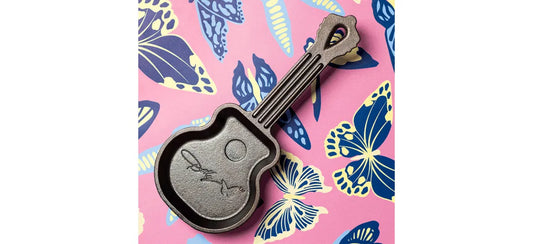 LODGE GUITAR SKILLET WITH DOLLY LOGO